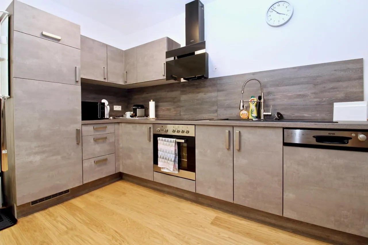 Balcony/Pool/Free Parking Garage Studio Wien Apartment