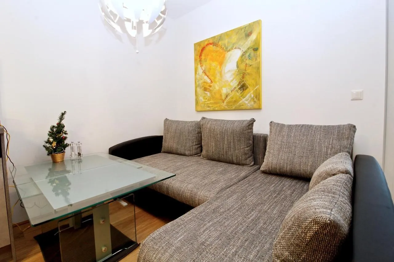 Balcony/Pool/Free Parking Garage Studio Vienna Apartment